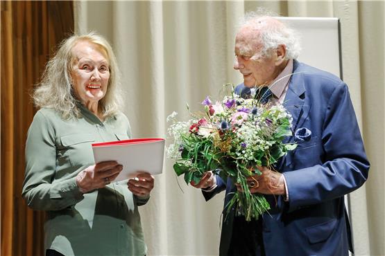 Annie Ernaux (81) erhält aus den Händen von Reinhold Würth (87) den Würth-Preis für Europäische Literatur. Foto: Ufuk Arslan