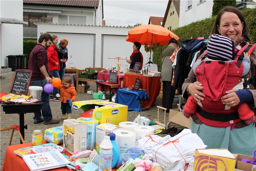 Annika Butz (vorne) würde einen Hofflohmarkt gerne dauerhaft in Gomaringen etablieren. Bild: Kappeller