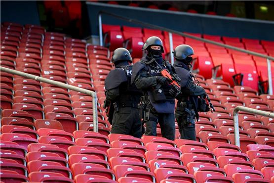 Anti-Terror-Übung in der MHP-Arena in Stuttgart: Für die Sicherheitskräfte wird die EM laut Innenminister Thomas Strobl zur „Mega-Herausforderung“.  Foto: Tom Weller/dpa