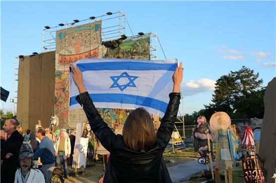 Antisemitische Bildmotive überschatteten die  „documenta fifteen“: Das Riesenbanner „People‘s Justice“ auf dem Friedrichsplatz in Kassel wurde nach Protesten wieder abgehängt.  Foto: Andreas Fischer/epd