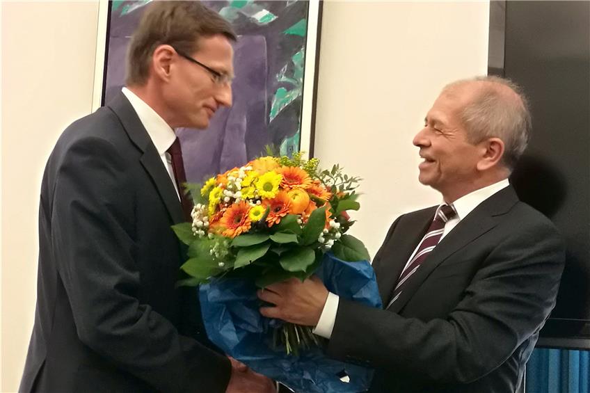 Antonio Loprieno gratulierte Kanzler Andreas Rothfuß (links). Bild: Janßen