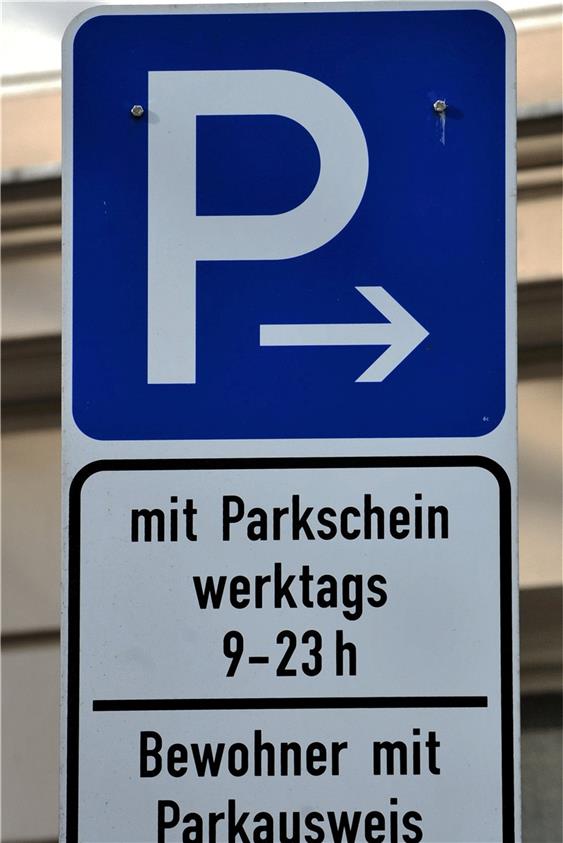 Anwohner müssen keinen Parkschein lösen, brauchen aber einen Parkausweis. Der könnte viel teurer werden. Foto: Frank Leonhardt/dpa