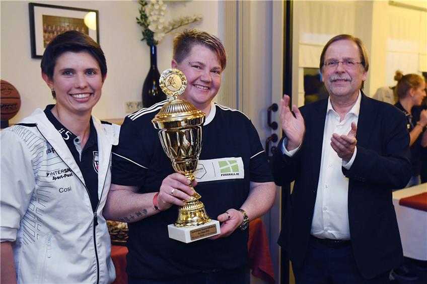 Applaus, Applaus: Mitspielerin Cosima Schneider (links) übergibt Melanie Bölzle den Pokal, DFB-Vizepräsident Rainer Koch klatscht. Bild: Ulmer