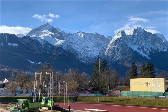Arbeiten vor spektakulärer Kulisse: Die Sportstättenbau Garten Moser richtet das Stadion in Garmisch-Partenkirchen. Privatbilder