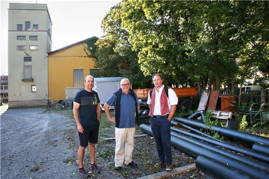 Architekt Simon Maier, Gerd Kuhn und Matthias Hamberger (von links) von der Baugemeinschaft Wolle plus auf dem Stadtwerke-Grundstück in der Brückenstraße. Sie wollen dort neben einem Wohnhaus ein Gebäude mit einem Begegnungs- und Nachbarschaftszentrum erstellen. Bild: Sommer