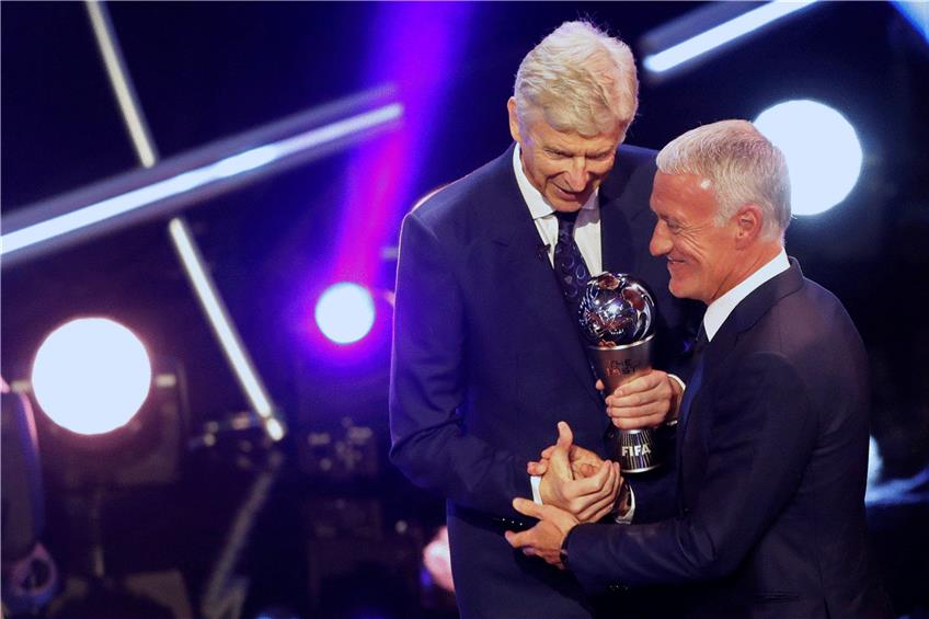 Arsene Wenger (li.) gratuliert Didier Deschamps zum Welttrainer. Foto: Frank Augstein/dpa