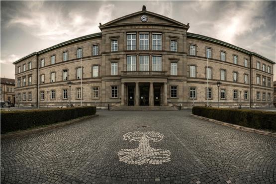 „Attempto“ am Giebel und Palme vor dem Eingang: Die Tübinger Universität trägt mehr als nur den Namen ihres Gründers.Bild: Ulrich Metz