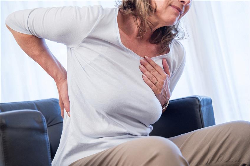 Auch Rückenschmerzen können ein Anzeichen für einen Herzinfarkt sein. Foto: Christin Klose/dpa