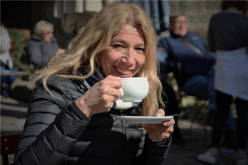 Auch Tübingens Pandemiebeauftragte Lisa Federle genoss bereits ein Getränk in der geöffneten Außengastronomie. Bild: Moritz Hagemann