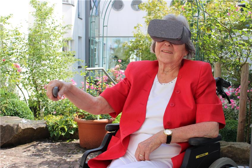 Auch ältere Menschen tauchen gerne in virtuelle Welten ab. Mit ihrer gesunden Seite steuern sie das Spiel.
