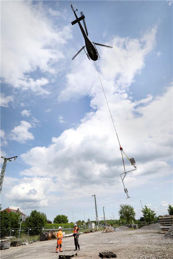 Auch am Bahnhof in Altingen wurden am Dienstag per Hubschrauber Signalmasten für die Ammertalbahn gesetzt. Bild: Anne Faden
