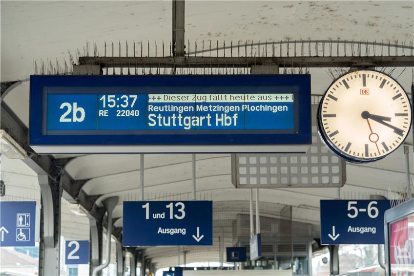 Auch am Tübinger Hauptbahnhof fallen zum Verdruss der Fahrgäste immer wieder Züge Richtung Stuttgart aus.Bild: Metz
