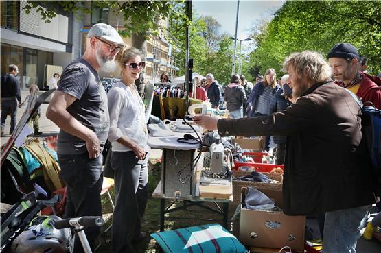 Auch angesichts des sonnigen Frühlingstags waren Händler und Kundschaft beim Flohmarkt in der Uhlandstraße bestens gelaunt. Bild: Anne Faden