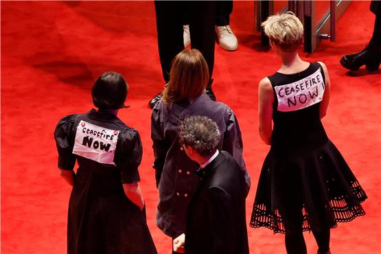 Auch auf dem roten Teppich der Berlinale wurden politische Botschaften kundgetan. Hier nutzt die dänische Filmproduzentin und Jurymitglied Katrin Pors ihr Kleid, um Waffenstillstand zu fordern.