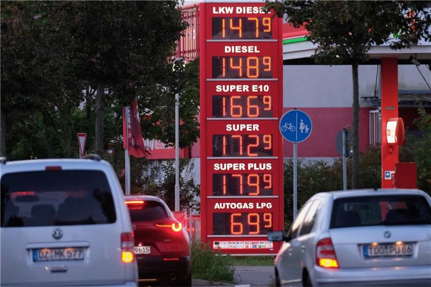 Auch beim Tanken spüren die Verbraucher, dass die Preise immer mehr steigen. Foto: Sebastian Willnow/dpa-Zentralbild/dpa