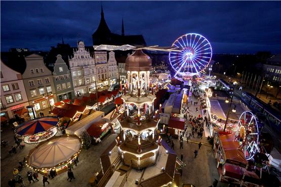Auch der Weihnachtsmarkt in Rostock galt einst als besonders stimmungsvoll.  Foto: Bernd Wüstneck/dpa