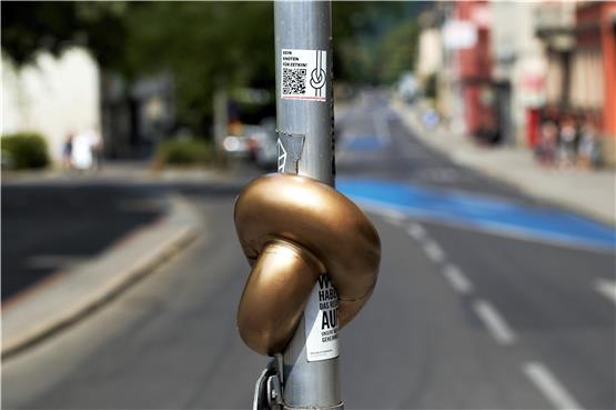 Auch ein Beitrag zur Debatte: ein goldener Knoten für die Wilhelmstraße. Bild: Indymedia
