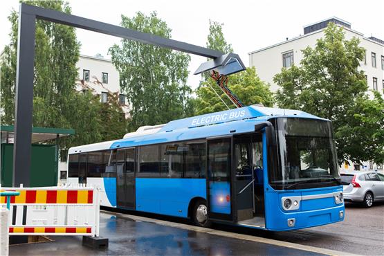 Auch für Tübingen eine Option? Pantographen-Elektrobus mit Schnellladestation in Finnland. Bild: ©scharfsinn86 - stock.adobe.com