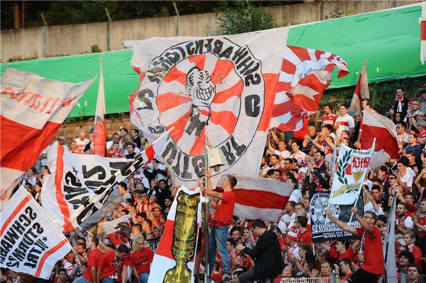 Auch in Sandhausen kann der VfB Stuttgart wieder auf die tatkräftige Unterstützung seiner Fans bauen. Foto: Eibner