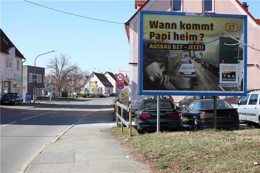 Auch in der Mössinger Lange Straße (hinten links die Polizei) steht ein Plakat der „Denkfabrik Zollernalb“. Bild: Moritz Siebert
