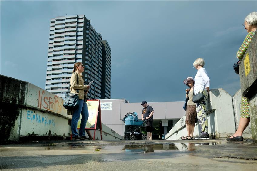Auch ohne die erste Infotafel erzählte Daniela Übelhör (links) viel Interessantes über das Stadtviertel. Bild: Uli Rippmann