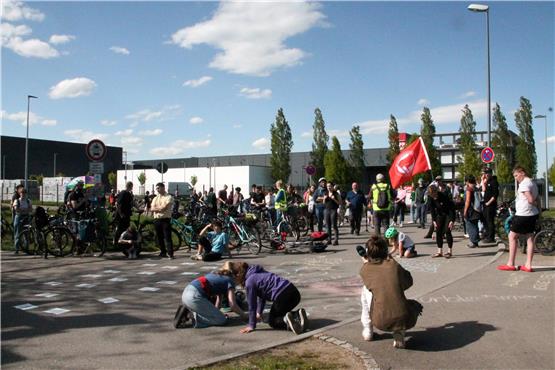 Auch vor der Firma selbst protestierten die Teilnehmer der Rad-Demo gegen den Kopp Verlag. Bild: Fred Keicher
