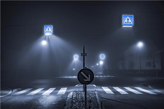 Auch wenn die Straßenlampen von der Gemeinde ausgeschaltet werden: Zebrastreifen bleiben sichere und weithin sichtbare Lichtinseln in der Dunkelheit, so will es die Straßenverkehrsordnung. Bild: Ulrich Metz