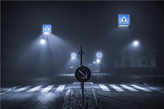 Auch wenn die Straßenlampen von der Gemeinde ausgeschaltet werden: Zebrastreifen müssen sichere und weithin sichtbare Lichtinseln in der Dunkelheit sein, so will es die Straßenverkehrsordnung. Bild: Ulrich Metz