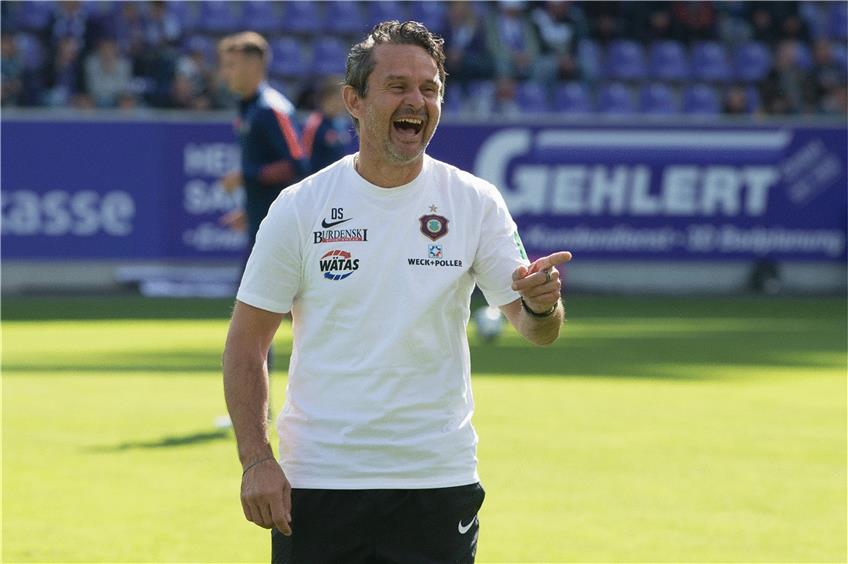 Aue-Trainer Dirk Schuster hatte am Ende gut lachen. Foto: Sebastian Kahnert/dpa