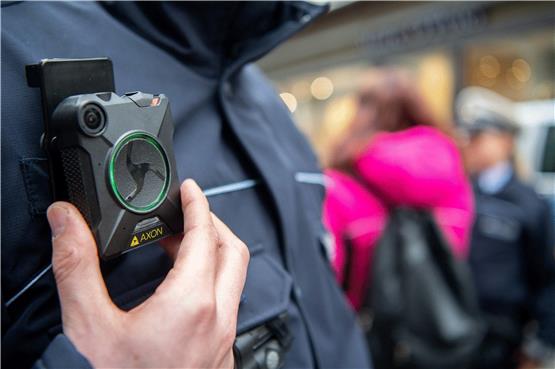 Auf Knopfdruck ist sie an: die Bodycam der Polizei. Foto: Sebastian Gollnow/dpa