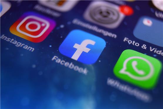 Auf dem Bildschirm eines Smartphones sind die Icons von Instagram, Facebook und WhatsApp zu sehen. Auch die Politik nutzt diese Kanäle.