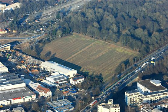 Auf dem Feld zwischen Möck und Au-Brunnen (im Wald oben rechts) können sich Aktive eine „Freie Sportfläche Au-West“ vorstellen.Luftbild: Grohe