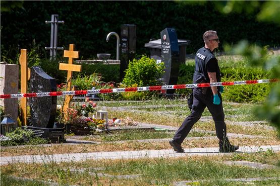 Auf dem Friedhof in Altbach hat ein damals 23-jähriger Göppinger eine Handgranate auf eine Trauergemeinde geworfen. Dabei wurden 15 Trauernde zum Teil schwer verletzt.  Foto: Christoph Schmidt/dpa