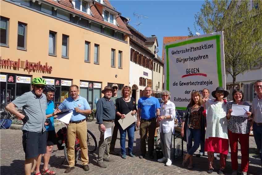 Auf dem Metzelplatz ammelte das „Aktionsbündnis Galgenfeld“ am Samstag Unterschriften für eine Bürgerbegehren. Bild: Straub