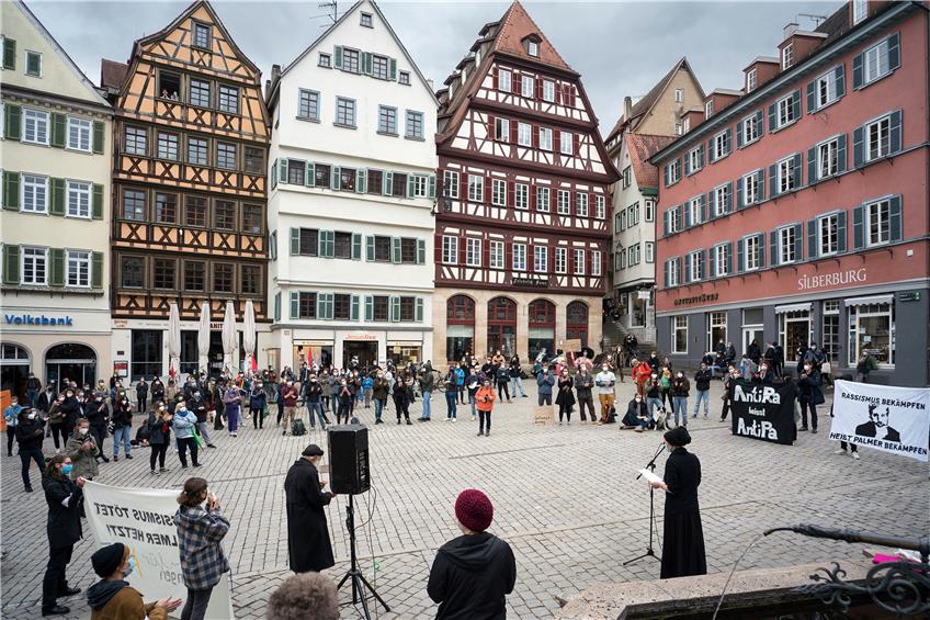 Auf dem Tübinger Marktplatz forderten Rednerinnen und ein Redner den Rücktritt des Tübinger Oberbürgermeisters. Bild: Ulrich Metz