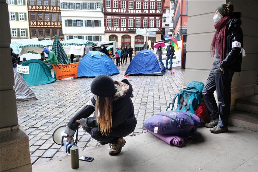 Auf dem Tübinger Marktplatz übernachteten mehrere Menschen, um an das Leid Geflüchteter zu erinnern. Bild: Uli Rippmann