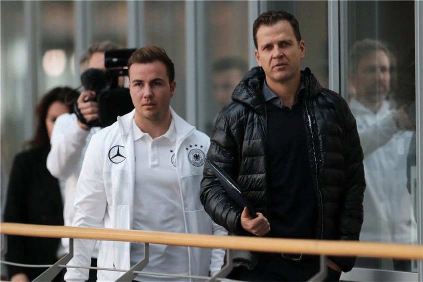 Auf dem Weg zu einem Sponsorentermin der Nationalmannschaft in Berlin: Mario Götze (links) an der Seite von Teammanager Oliver Bierhoff. Foto: dpa