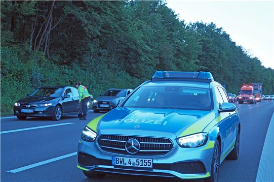 Auf der B27 bei Walddorfhäslach mussten die Autos am Freitag allesamt durch die Polizeikontrolle. Dadurch bildete sich ein längerer Stau.