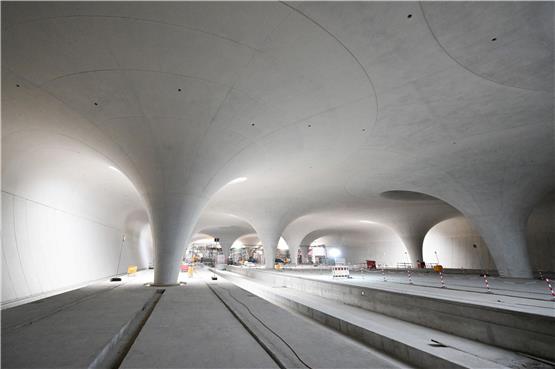 Auf der Baustelle des milliardenschweren Bahnprojekts Stuttgart 21 ist der Rohbau des Tiefbahnhofs mit seinen markanten Lichtaugen weitgehend fertiggestellt. Foto: Bernd Weißbrod/dpa