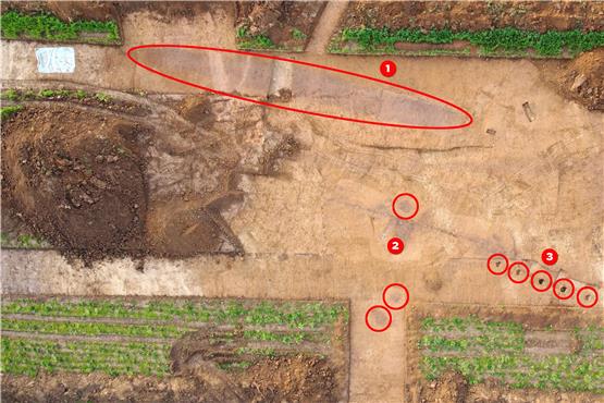 Auf der Hochfläche über der Starzel siedelten sich vor mehr als 6000 Jahren Menschen an. Auf dem Drohnenbild ist ein Teil der Grabungsfläche zu sehen. Die Archäologen fanden hier Pfostenlöcher von Langhäusern (3) und Siedlungsgruben (2) sowie nördlich davon eine Grabenstruktur (1).Privatbild