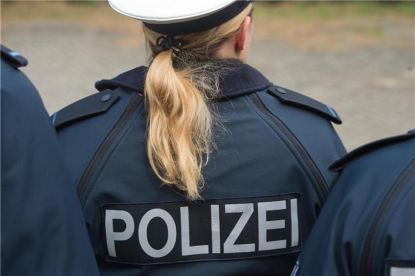 Auf der Jacke einer Auszubildenden ist der Schriftzug «Polizei» zu sehen. Foto: Stefan Sauer/Archiv dpa/lsw