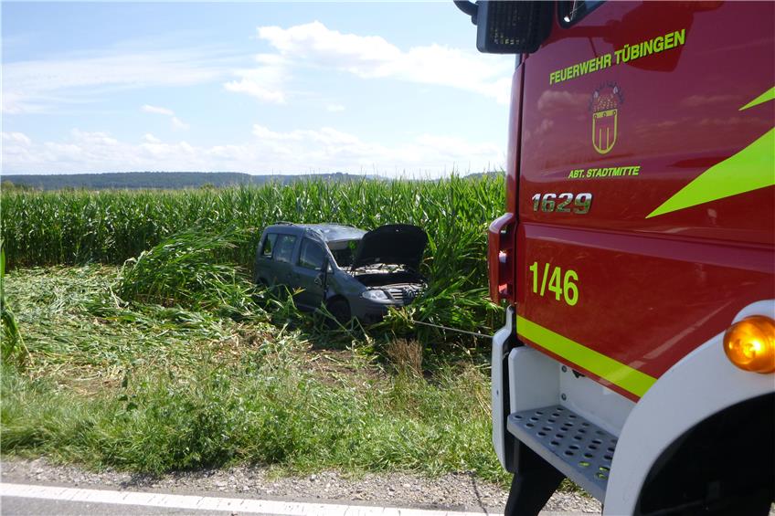 Auf der L 371 hat sich am Donnerstagmittag ein VW Caddy überschlagen. Das Auto kam erst rund 20 Meter weiter in einem Maisfeld zum Stehen. Auch die Feuerwehr Tübingen war im Einsatz. Bild: Feuerwehr Tübingen