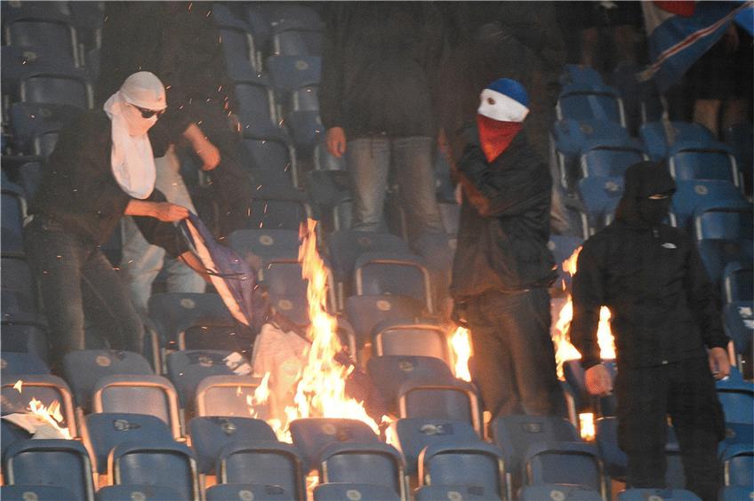 Auf der Tribüne in Rostock brannten Banner und Sitzschalen. Foto: dpa