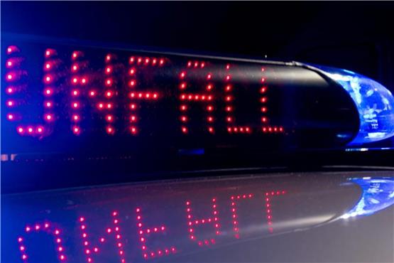 Auf einem Polizeifahrzeug warnt eine Leuchtschrift vor einer Unfallstelle. Foto: Monika Skolimowska/Archivbild