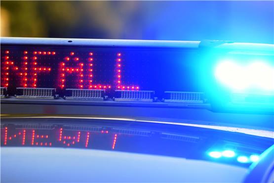 Auf einem Polizeifahrzeug warnt eine Leuchtschrift vor einer Unfallstelle. Foto: Stefan Puchner/dpa
