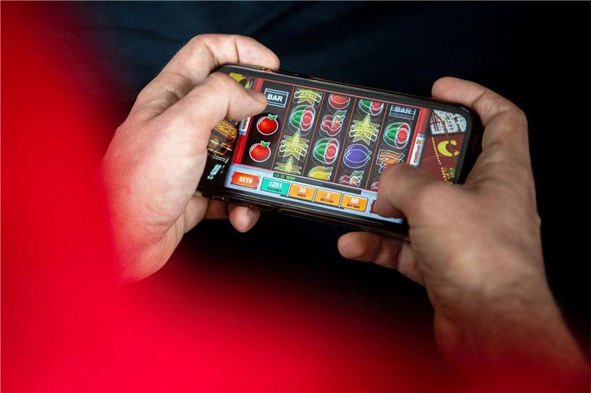 Auf einem Smartphone wird ein Online-Spiel gespielt. Ob jemand gewinnt oder verliert, hängt vom Zufall ab. Foto: Sina Schuldt/dpa