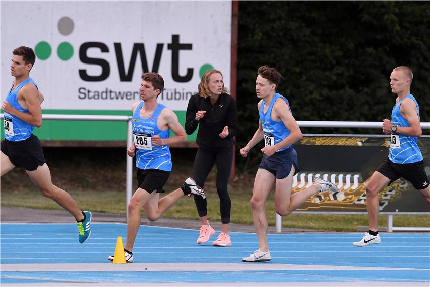Auf geht’s: Die Deutsche Meisterin Jackie Baumannn feuerte die 1500-Meter-Läufer an. Bild: Ulmer