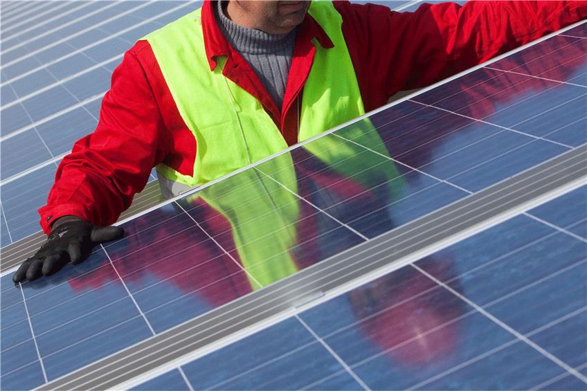 Auf immer mehr Hausdächern finden sich Photovoltaik-Anlagen. Foto: Patrick Pleul/dpa