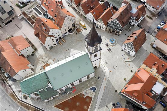 Auf rund 5800 Quadratmeter sind der Marktplatz und das Gelände um die Martinskirche in Pfullingen saniert worden. Bild: Horst Haas