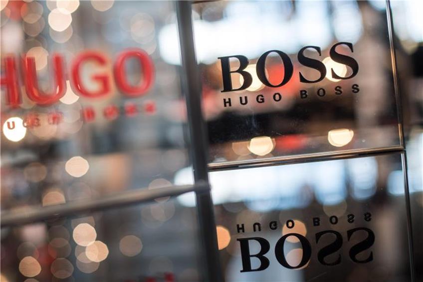 Aufsteller mit der Aufschrift «Hugo Hugo Boss» und «Boss Hugo Boss». Foto: Sebastian Gollnow/Archiv dpa/lsw